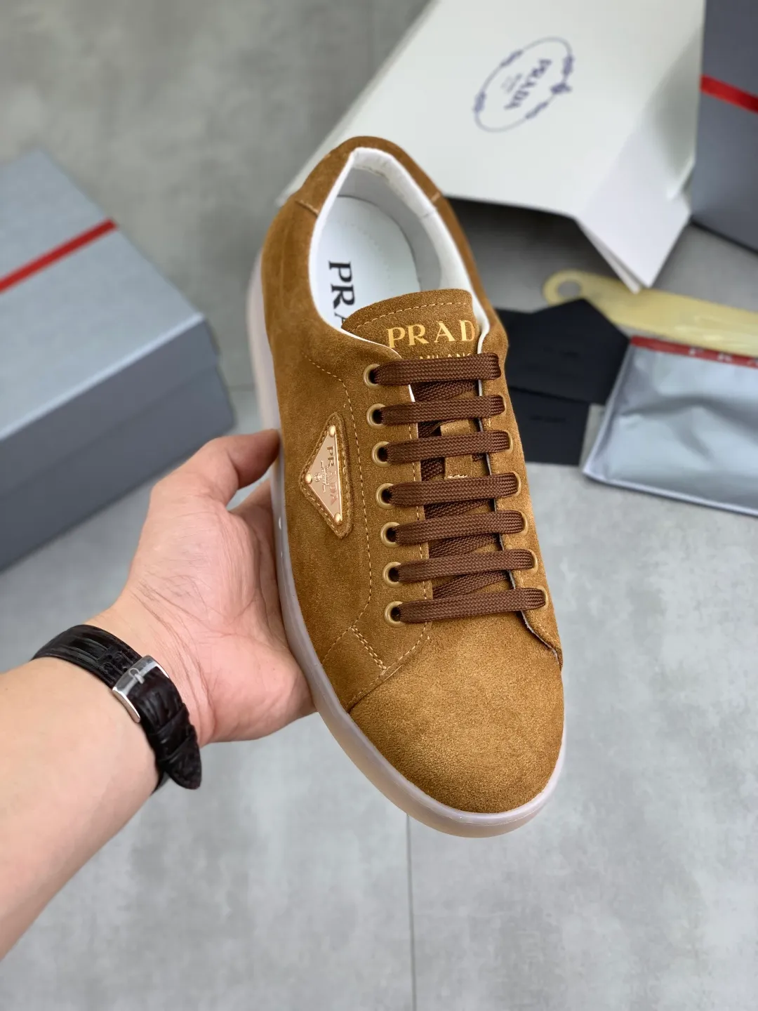 Men's shoes 💰P540💰【New model】The hot model is on the official website, 🆘 The trendy brand (Prada) mainly promotes the hot model, the avant-garde and versatile fashion men's shoes are privately modeled, the cowhide surface is spliced 1:1.. The fashion is simple, the original imported cowhide lining and the cowhide feet; the atmosphere and personality are more fashionable, eye-catching and pursuing class. It will subvert the old idea and be a must-have for fashion trendsetters with you! Must keep it for yourself! Tall and comfortable, large and low, high-end quality workmanship. Size: 38-45; 3️⃣colors available.